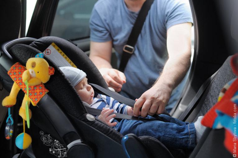 Kinder im Auto: Ausstattung für kurze und lange Fahrten mitnehmen
